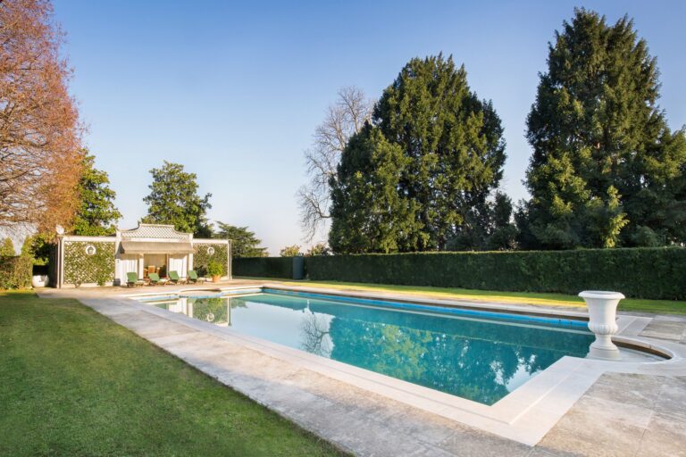villa di lusso con piscina lago di garda