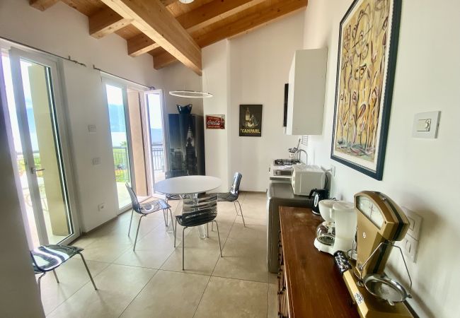 Ferienwohnung in Torri del Benaco - North House With Pool And Lake View Ferienwohnung in Torri del Benaco - North House With Pool And Lake View