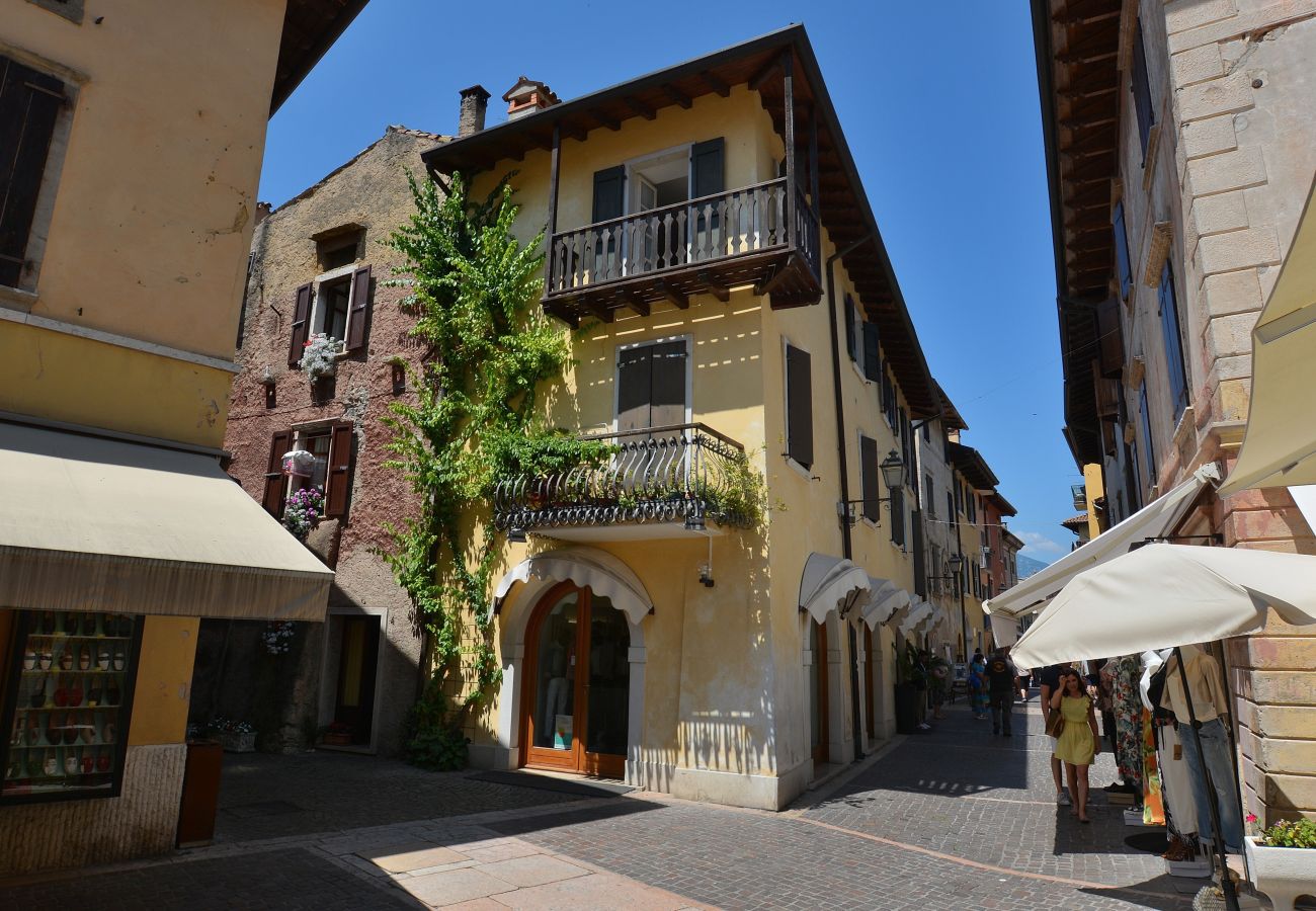 Ferienwohnung in Torri del Benaco - Pop Art Apartment In Downtown