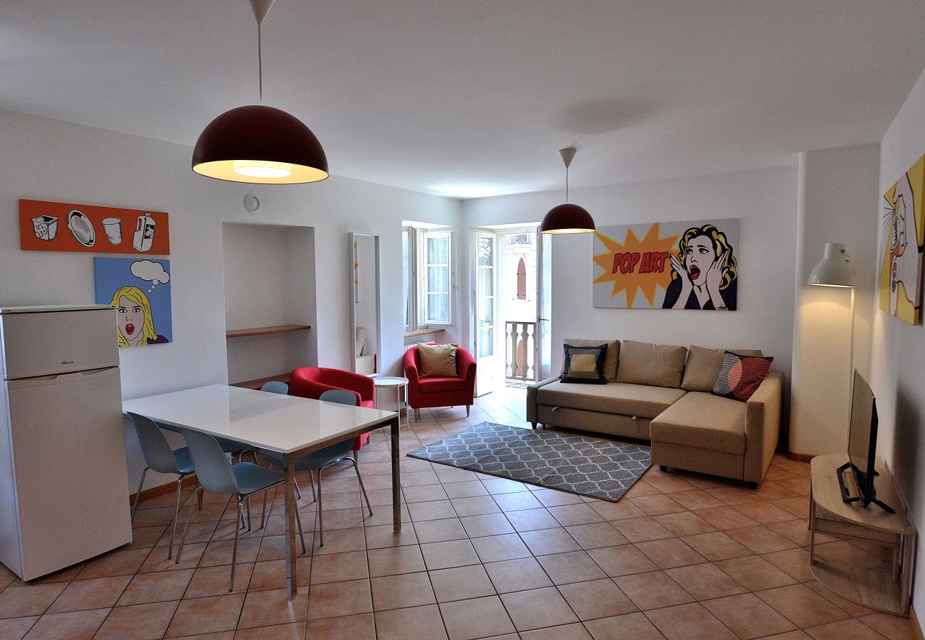 Ferienwohnung in Torri del Benaco - Pop Art Apartment In Downtown