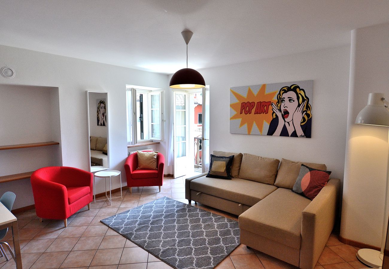 Ferienwohnung in Torri del Benaco - Pop Art Apartment In Downtown
