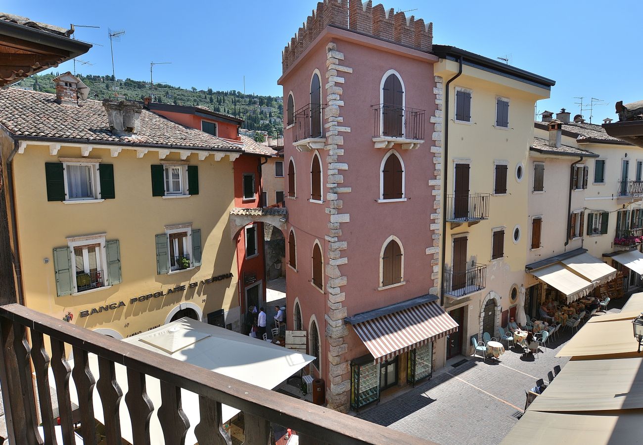 Ferienwohnung in Torri del Benaco - Pop Art Apartment In Downtown