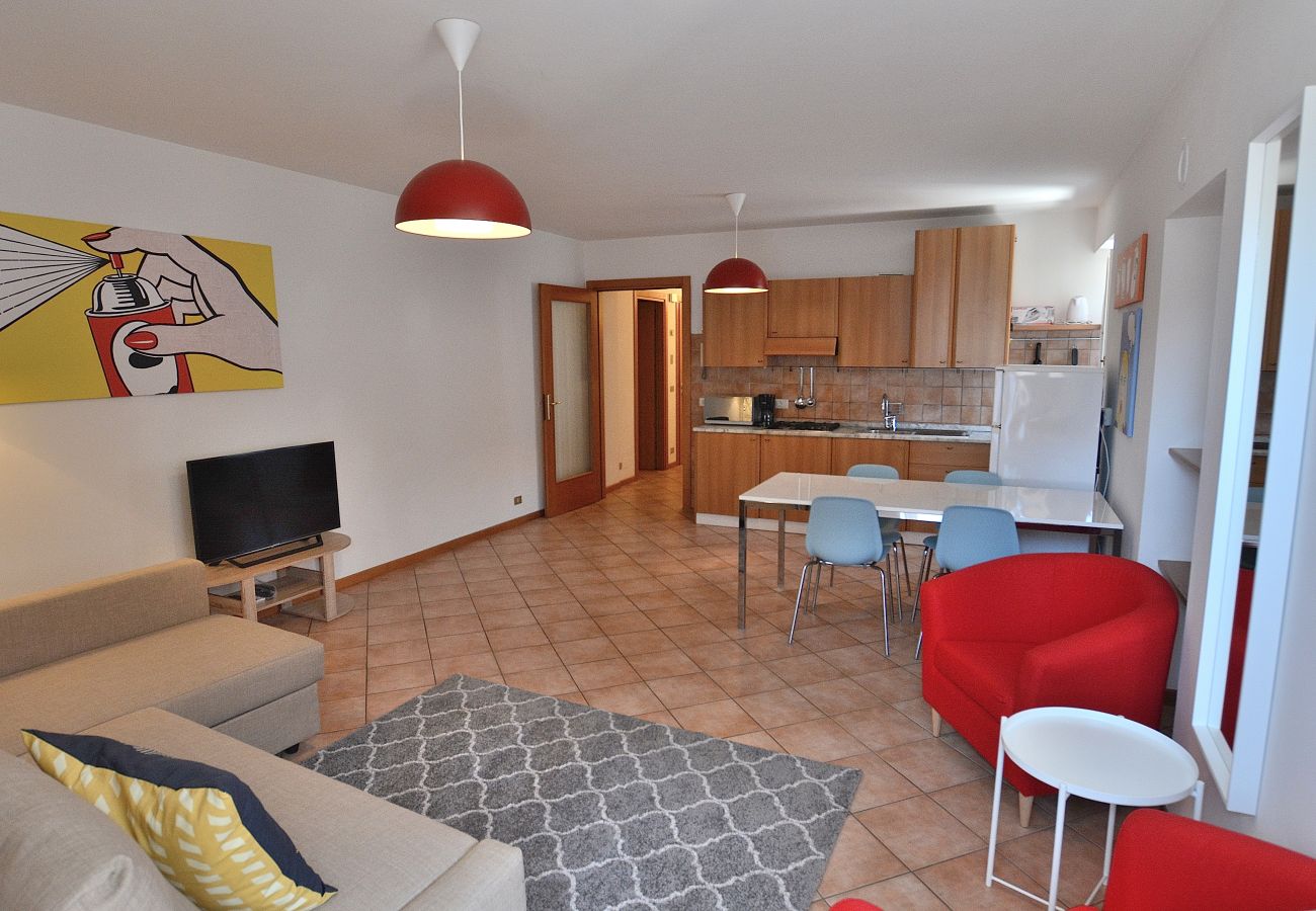Ferienwohnung in Torri del Benaco - Pop Art Apartment In Downtown