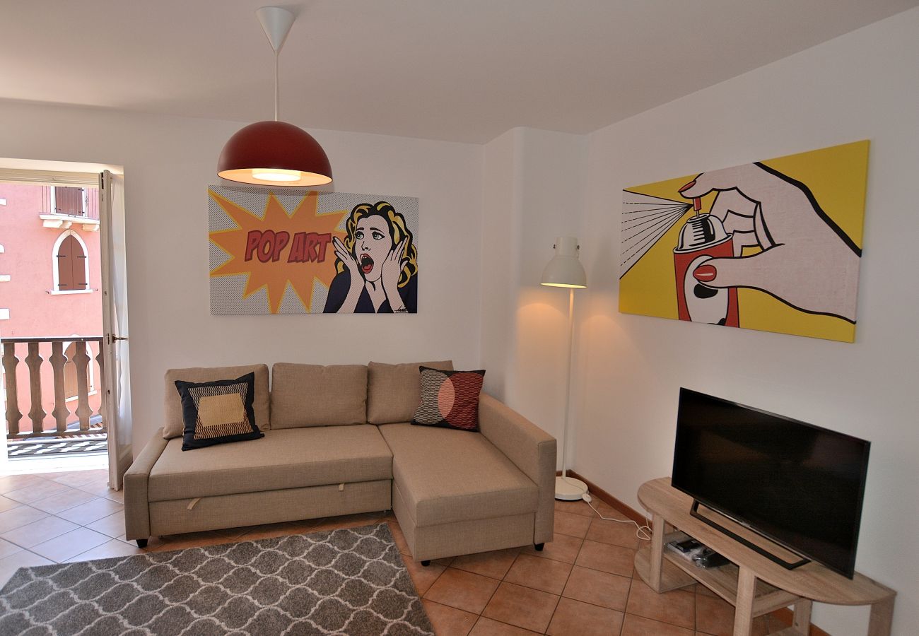 Ferienwohnung in Torri del Benaco - Pop Art Apartment In Downtown