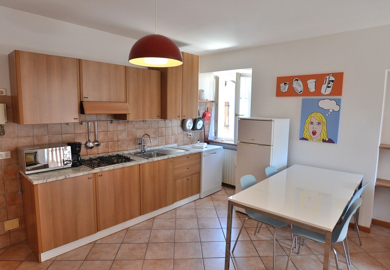 Ferienwohnung in Torri del Benaco - Pop Art Apartment In Downtown