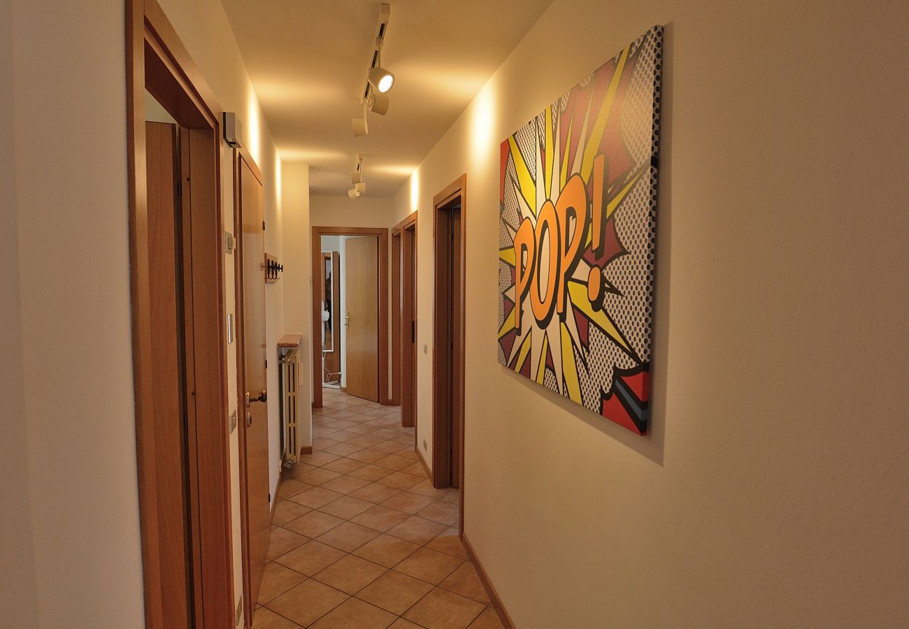 Ferienwohnung in Torri del Benaco - Pop Art Apartment In Downtown