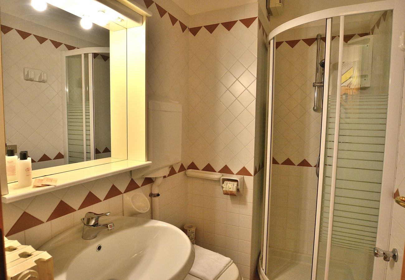 Ferienwohnung in Torri del Benaco - Pop Art Apartment In Downtown