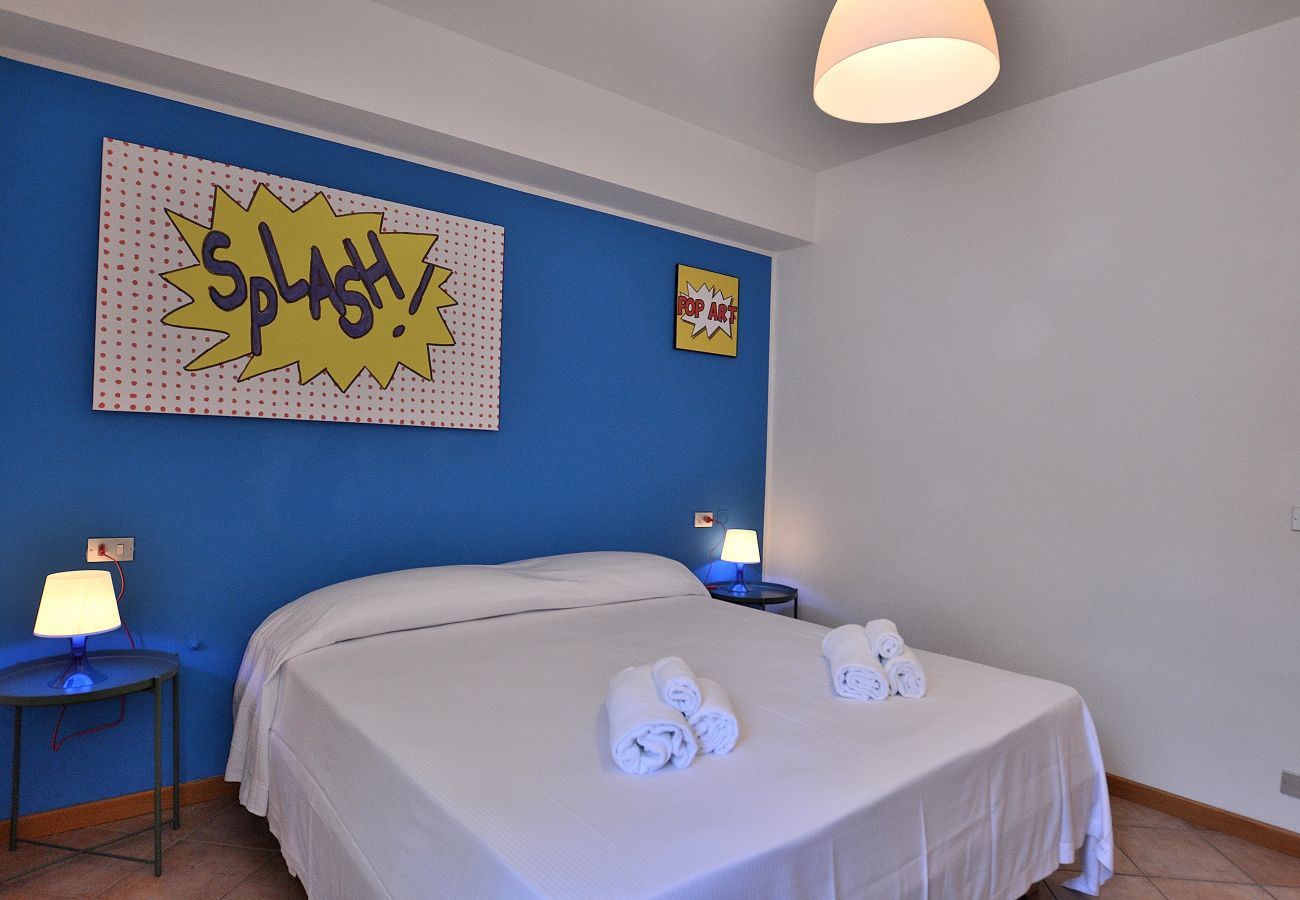 Ferienwohnung in Torri del Benaco - Pop Art Apartment In Downtown
