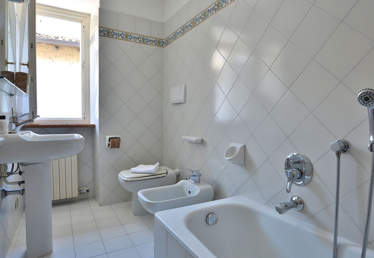 Ferienwohnung in Torri del Benaco - Pop Art Apartment In Downtown