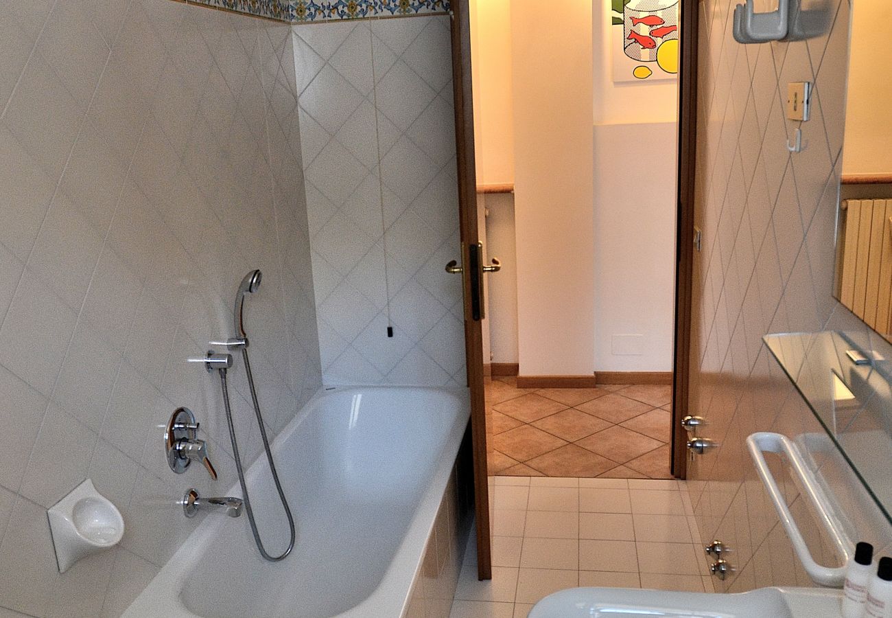 Ferienwohnung in Torri del Benaco - Pop Art Apartment In Downtown
