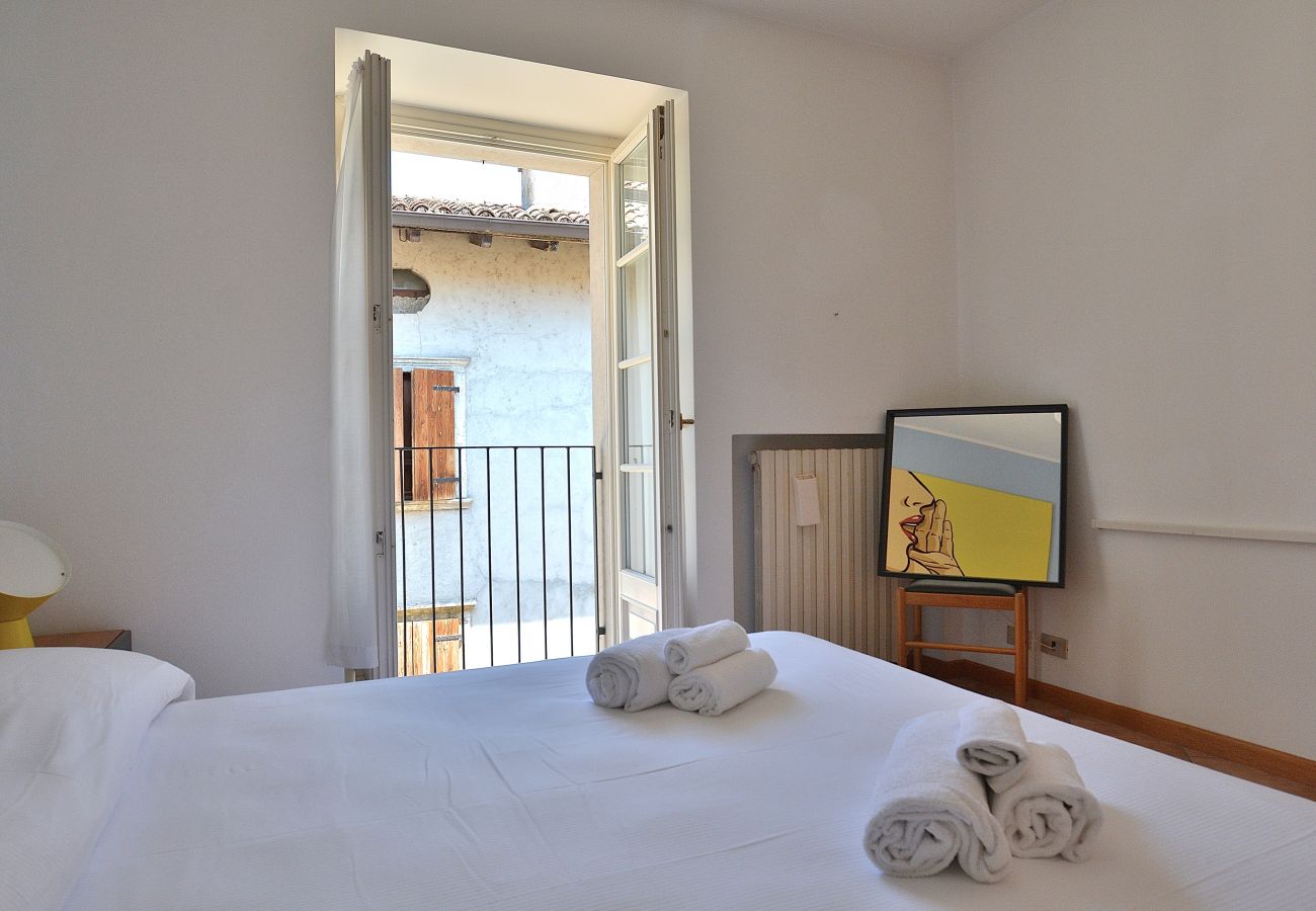 Ferienwohnung in Torri del Benaco - Pop Art Apartment In Downtown