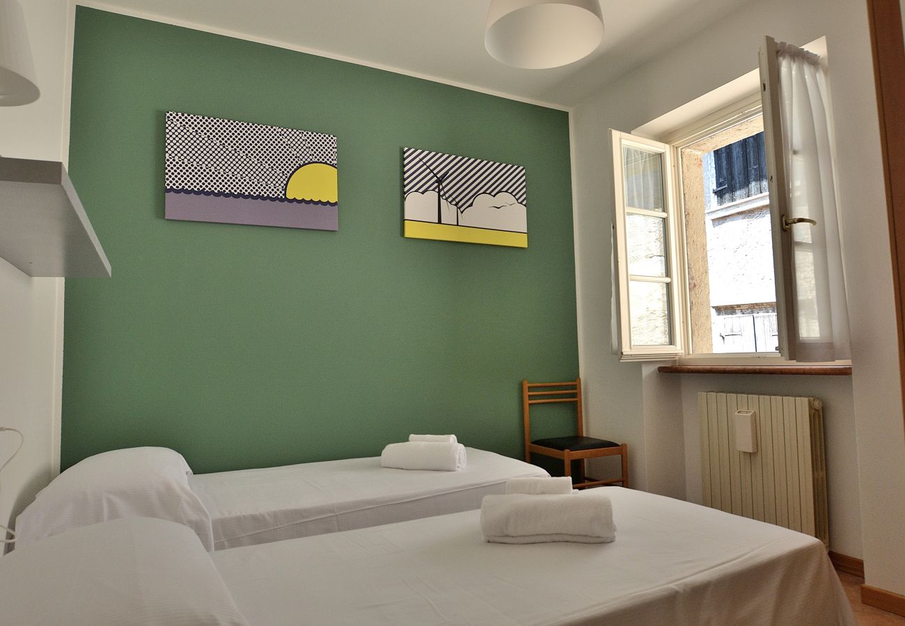 Ferienwohnung in Torri del Benaco - Pop Art Apartment In Downtown