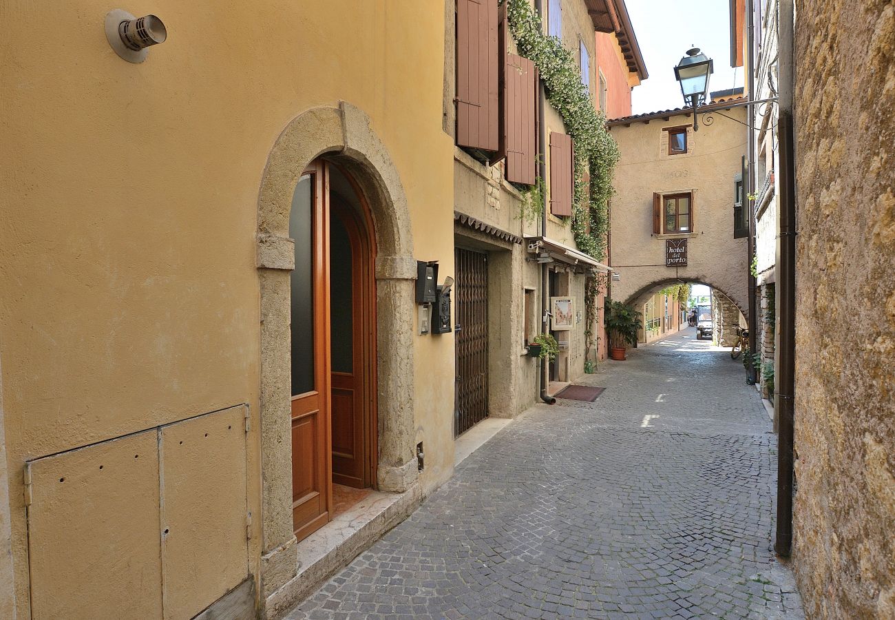 Ferienwohnung in Torri del Benaco - Pop Art Apartment In Downtown