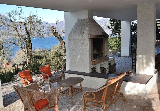 Villa in Torri del Benaco - Villa Retrò alle Rossone With Lake View