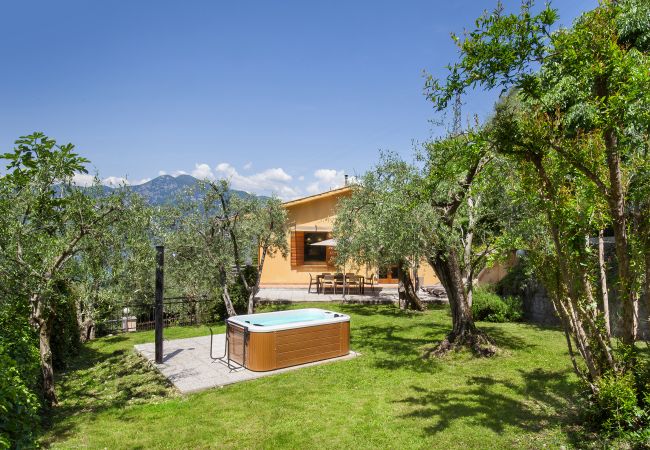 Villa Carducci with lake view