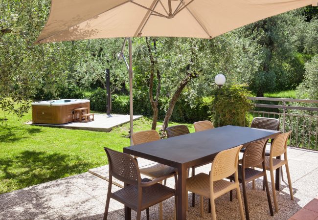 Villa in Torri del Benaco - Villa Carducci with lake view Villa in Torri del Benaco - Villa Carducci with lake view