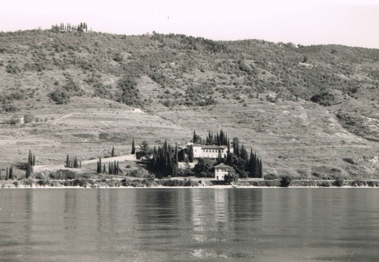 Ferienwohnung in Torri del Benaco - Leonardo Walsh Apartment With Lake View