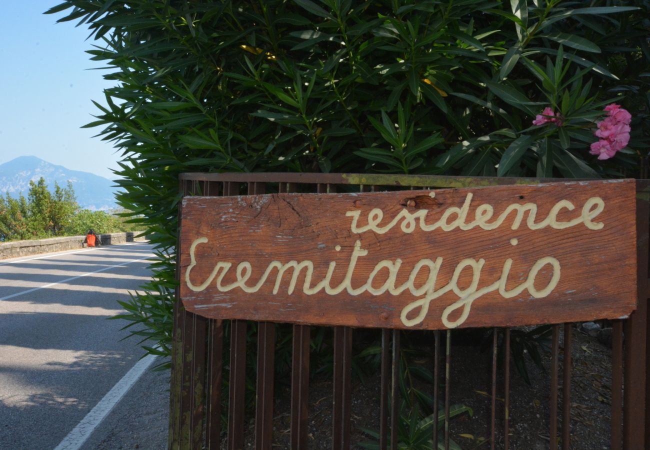 Ferienwohnung in Torri del Benaco - Leonardo Walsh Apartment With Lake View