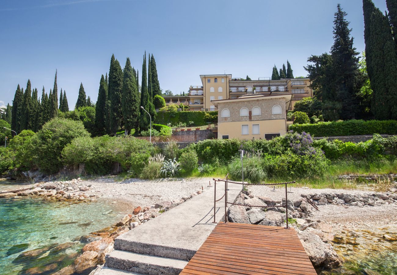 Ferienwohnung in Torri del Benaco - Leonardo Walsh Apartment With Lake View