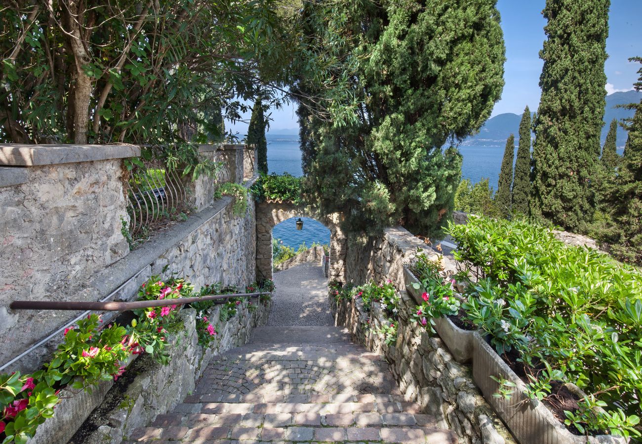 Ferienwohnung in Torri del Benaco - Leonardo Walsh Apartment With Lake View