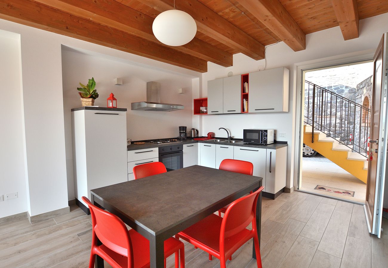 Wohnung in Costermano - Red Apartment in Marciaga di Costermano