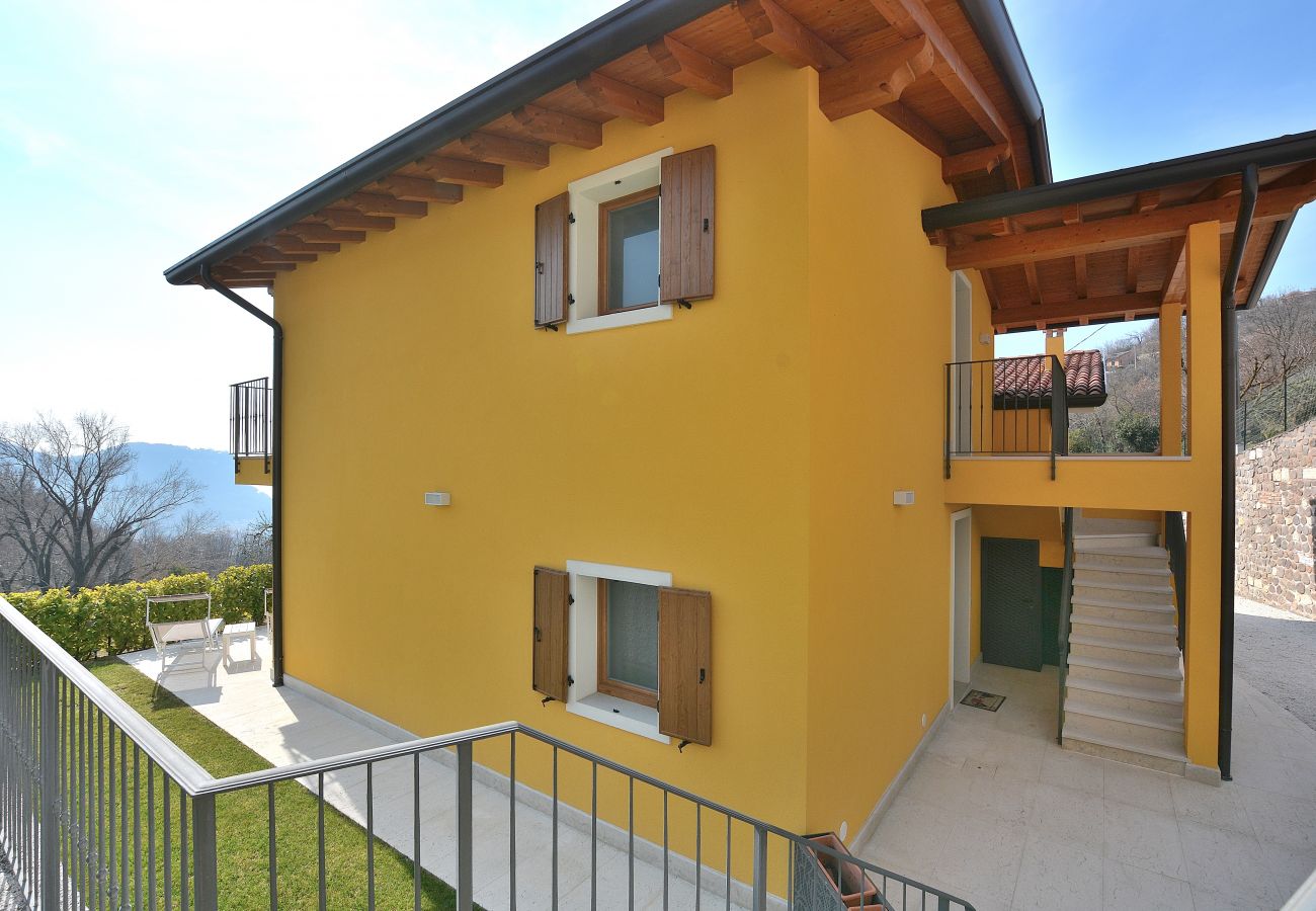 Ferienwohnung in Costermano - Red Apartment in Marciaga di Costermano