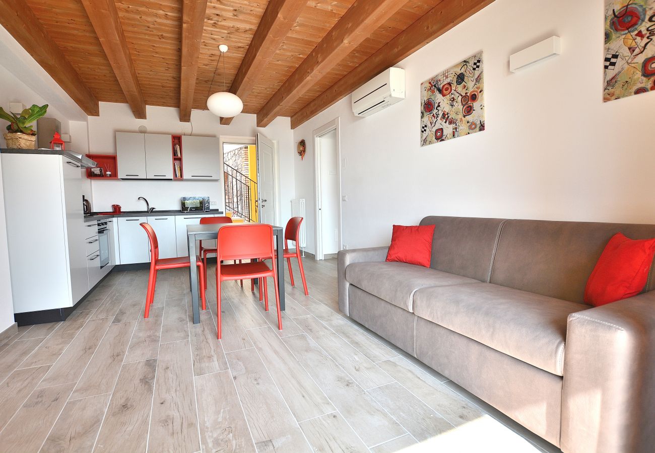 Ferienwohnung in Costermano - Red Apartment in Marciaga di Costermano