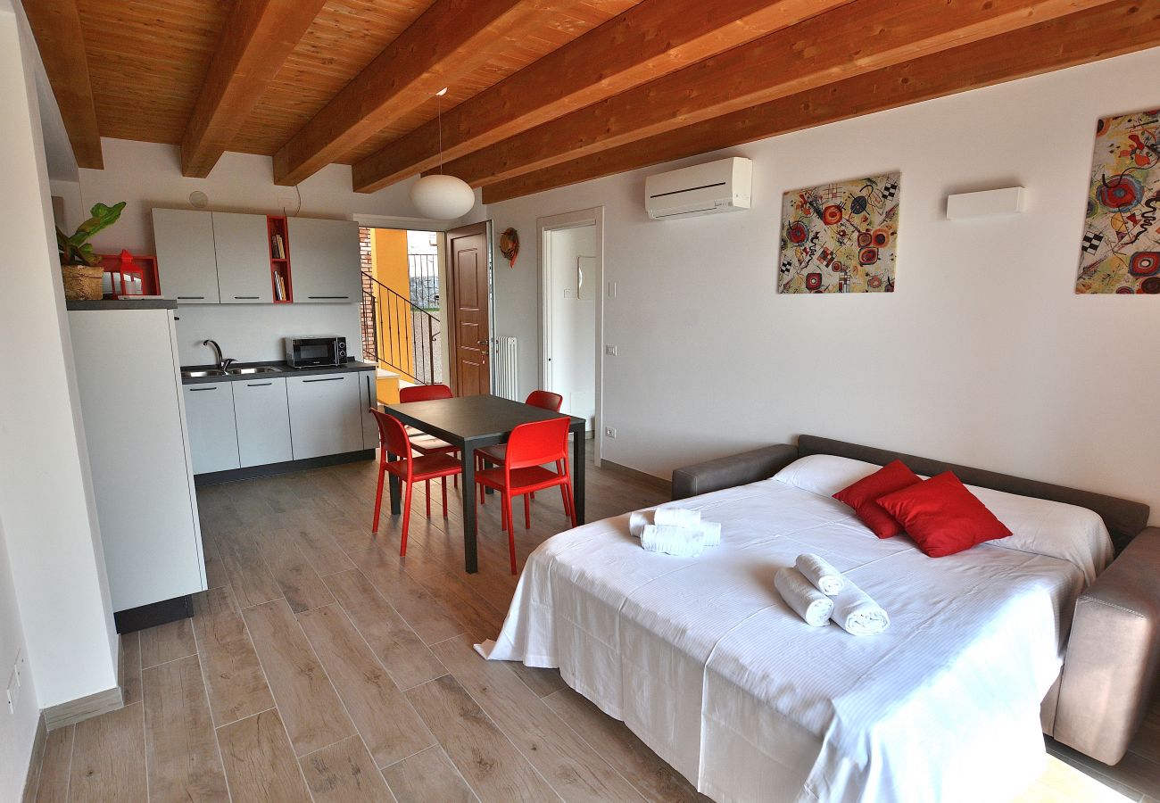 Ferienwohnung in Costermano - Red Apartment in Marciaga di Costermano