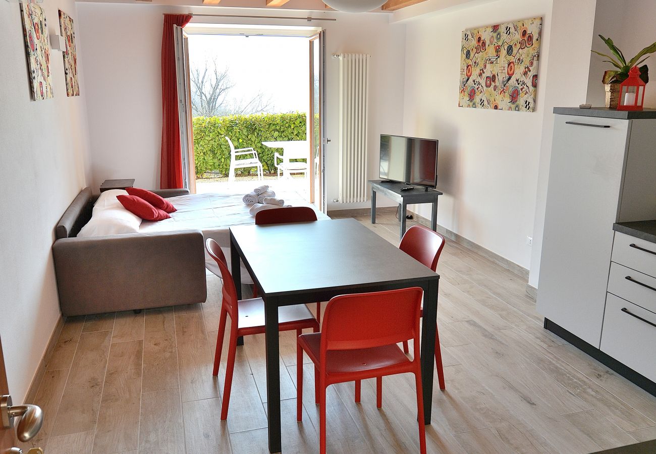 Ferienwohnung in Costermano - Red Apartment in Marciaga di Costermano