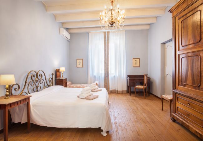 Villa in Volta Mantovana - Villa L'Oleandra with Pool up to 12 People Villa in Volta Mantovana - Villa L'Oleandra with Pool up to 12 People