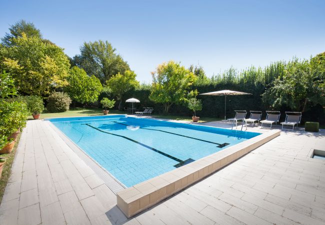Villa in Volta Mantovana - Villa L'Oleandra with Pool up to 12 People Villa in Volta Mantovana - Villa L'Oleandra with Pool up to 12 People