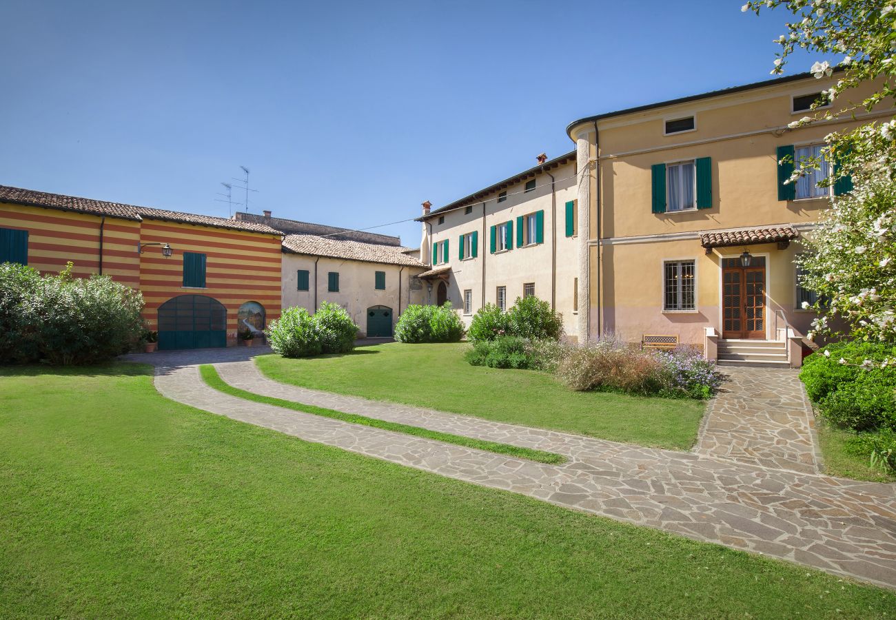 Villa in Volta Mantovana - Villa L'Oleandra with Pool up to 12 People