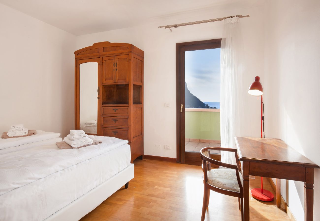 Ferienwohnung in Garda - Regina Gardesana Apartment With Pool