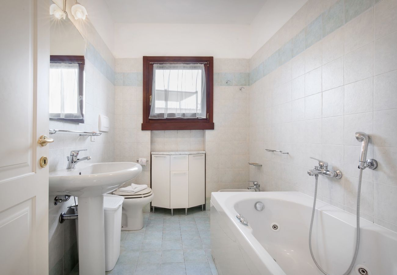 Ferienwohnung in Garda - Regina Gardesana Apartment With Pool