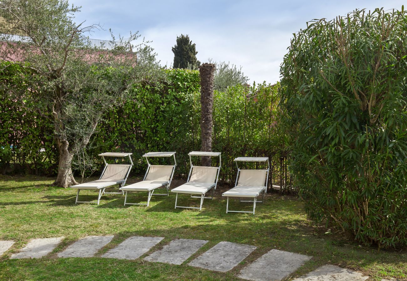 Ferienwohnung in Garda - Regina Gardesana Apartment With Pool