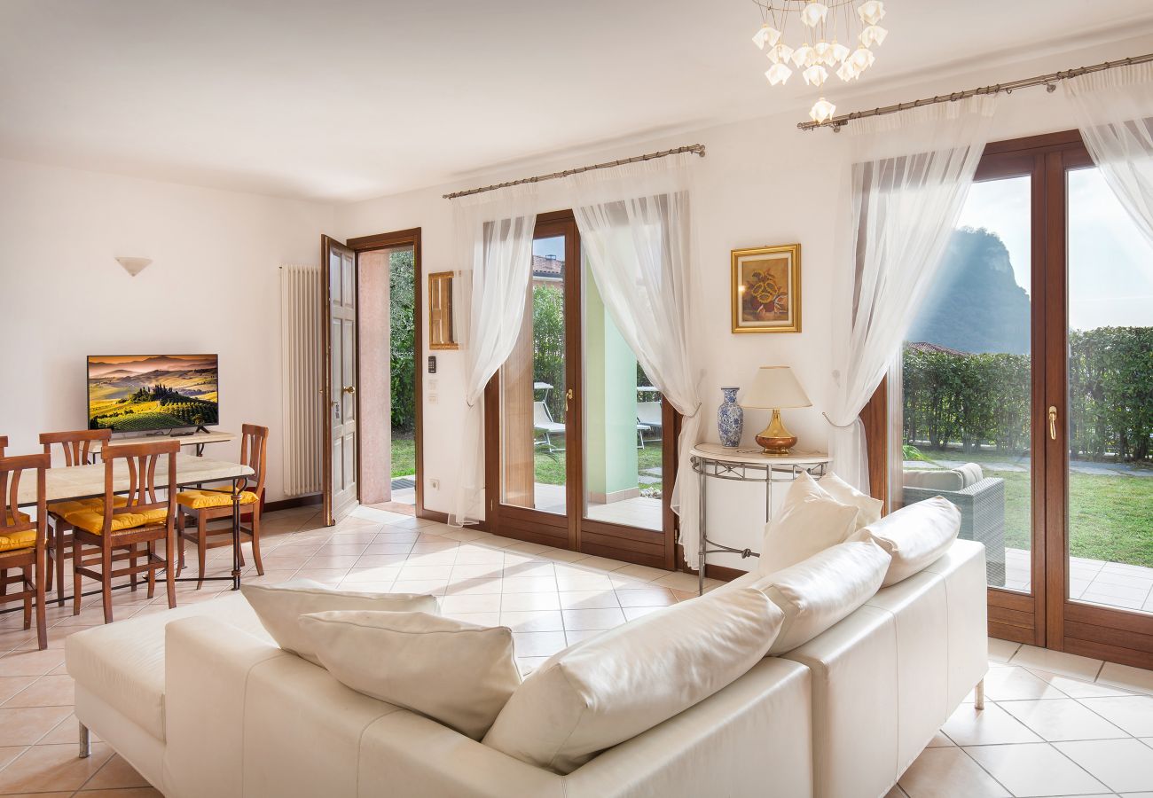 Ferienwohnung in Garda - Regina Gardesana Apartment With Pool