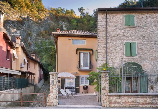  in Torri del Benaco - Apartment Casetta Alla Pozza in Torri Del Benaco