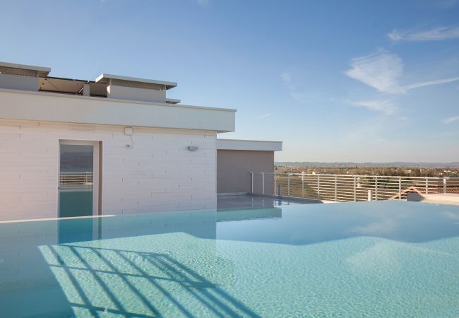 Ferienwohnung in Peschiera del Garda - Perla Garda Lake Apartment With Pool Ferienwohnung in Peschiera del Garda - Perla Garda Lake Apartment With Pool