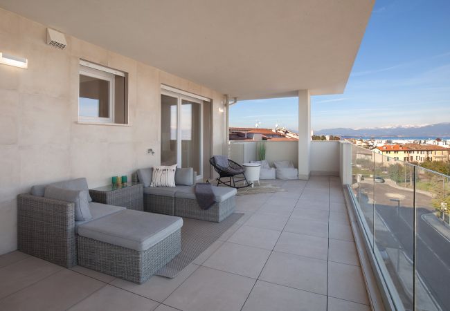 Ferienwohnung in Peschiera del Garda - Perla Garda Lake Apartment With Pool Ferienwohnung in Peschiera del Garda - Perla Garda Lake Apartment With Pool