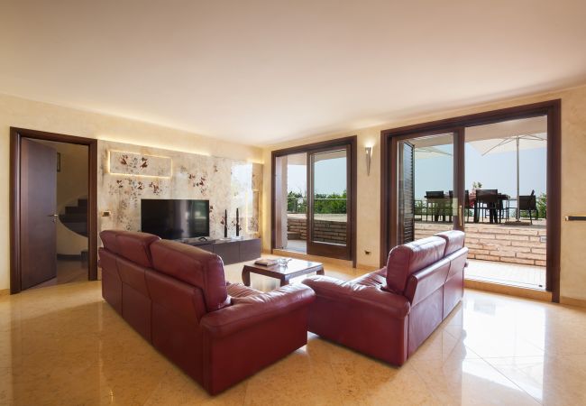 Villa in Torri del Benaco - Villa Viù with Pool and Lake View Villa in Torri del Benaco - Villa Viù with Pool and Lake View