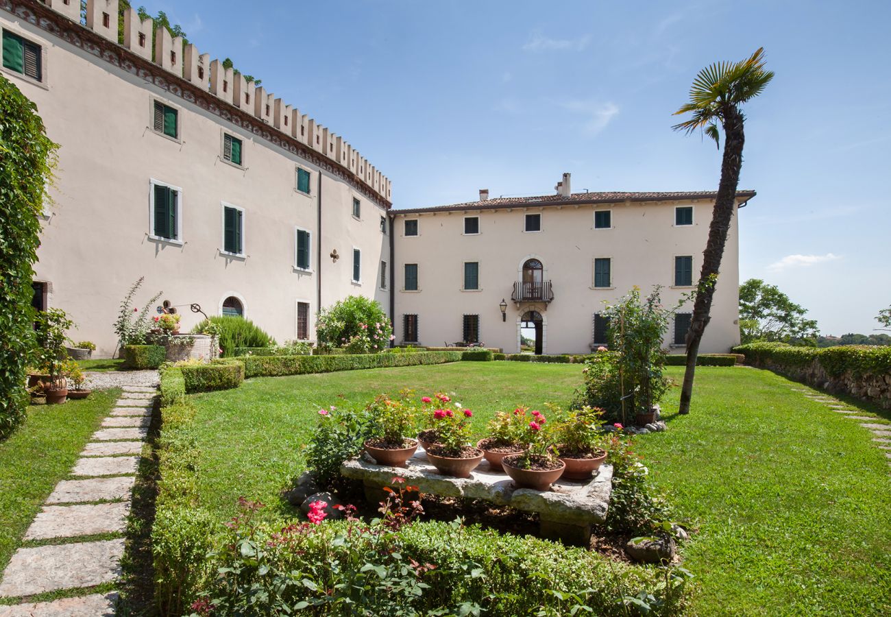 Ferienwohnung in Lazise - Apartment CastellONE with Pool Ferienwohnung in Lazise - Apartment CastellONE with Pool