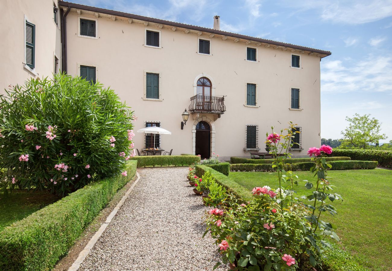 Ferienwohnung in Lazise - Apartment CastellONE with Pool Ferienwohnung in Lazise - Apartment CastellONE with Pool
