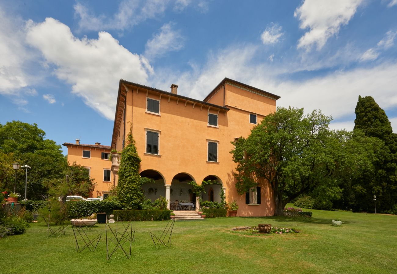 Villa a Verona - Torre di Terzolan with private golf puttin green