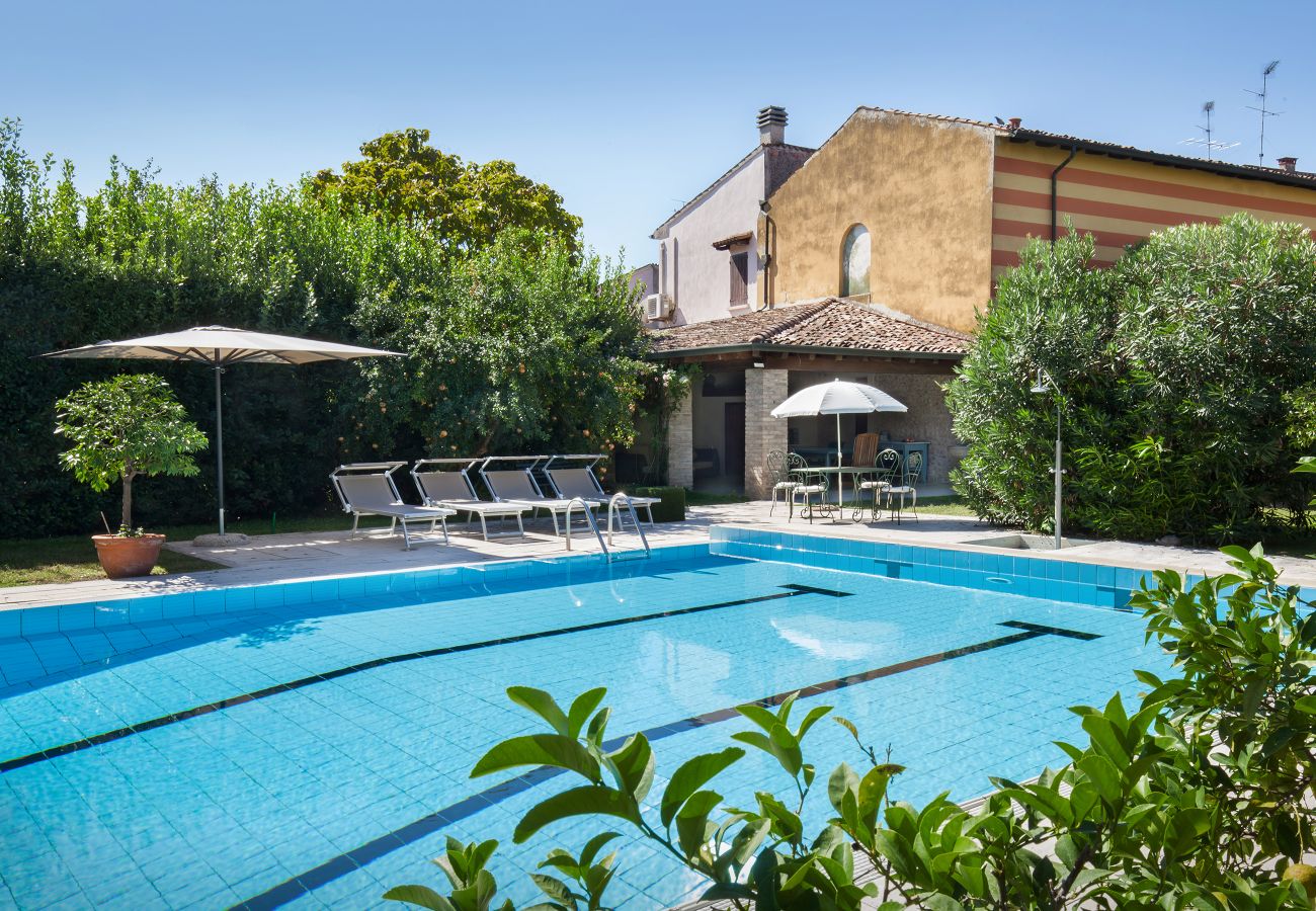 Villa a Volta Mantovana - Villa L'Oleandra with Pool up to 12 People