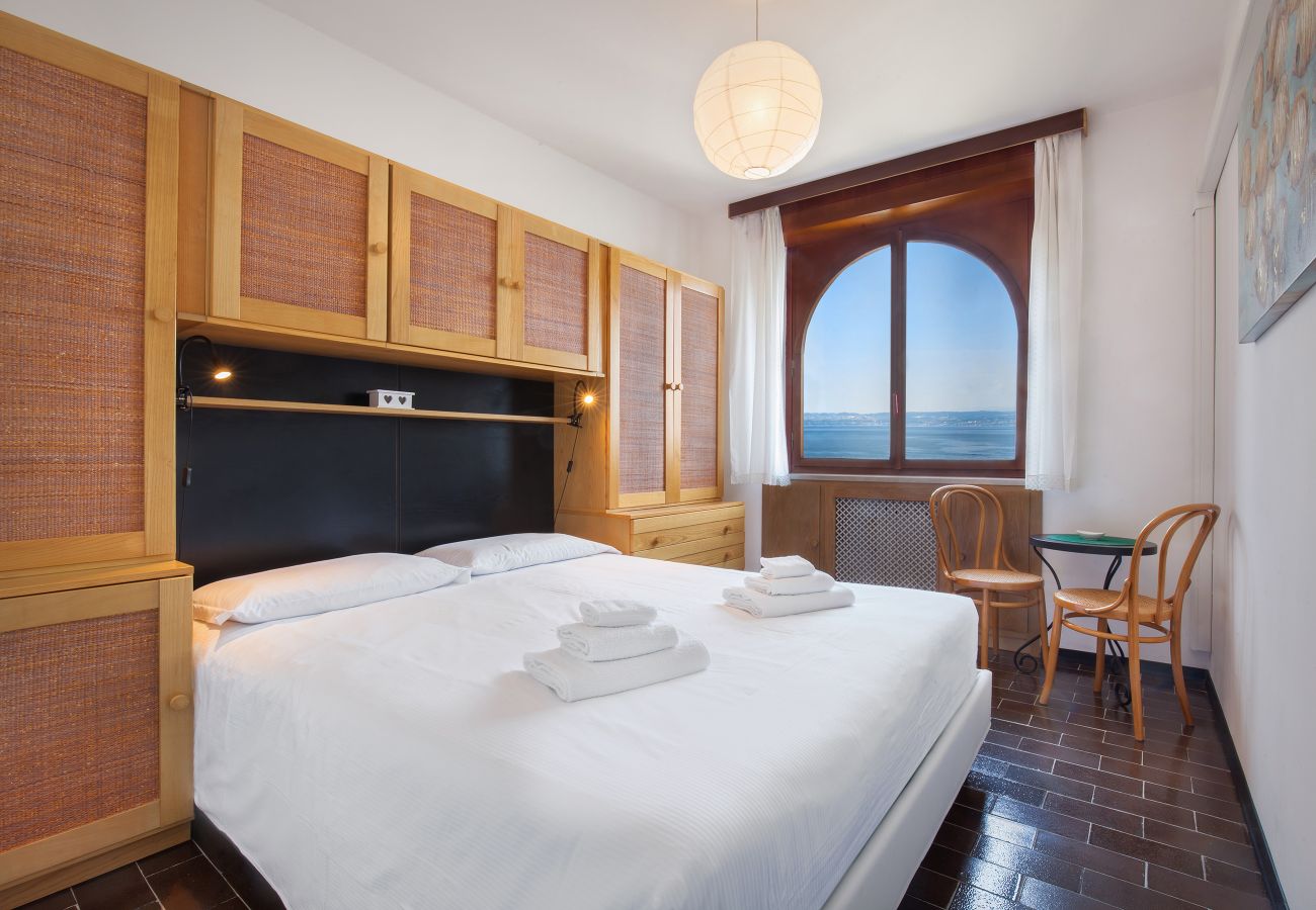 Appartamento a Torri del Benaco - Hermitage Apartment with Lake View