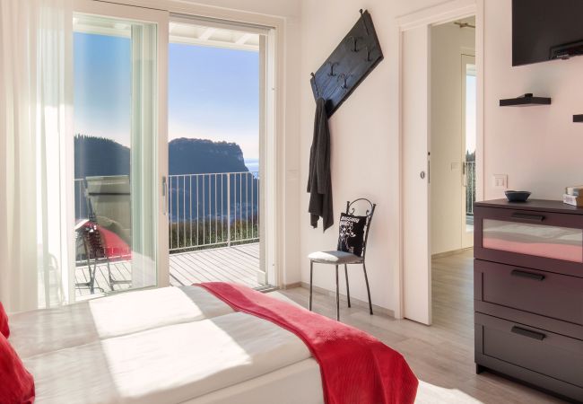 Appartamento a Costermano - White Apartment with Terrace and Lake View Appartamento a Costermano - White Apartment with Terrace and Lake View