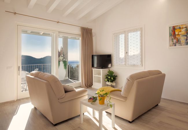 Appartamento a Costermano - White Apartment with Terrace and Lake View Appartamento a Costermano - White Apartment with Terrace and Lake View