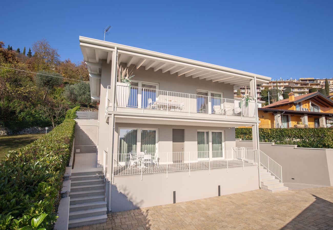 Appartamento a Costermano - White Apartment with Terrace and Lake View