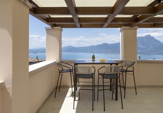 Appartamento a Torri del Benaco - Towerhill Apartment with Roofterrace and shared Po