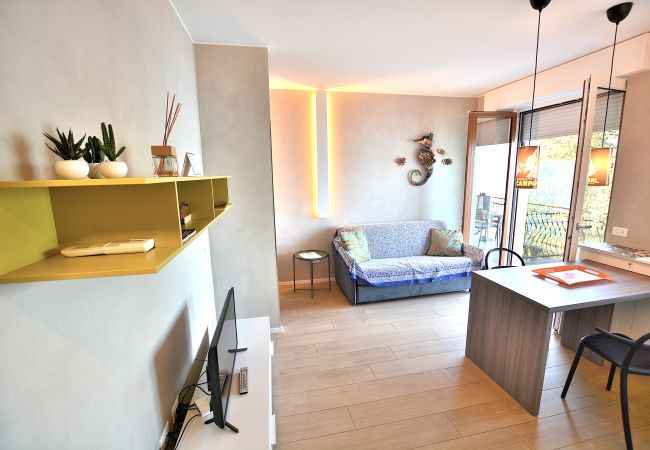 Apartment in Torri del Benaco - Leonardo Walsh Apartment With Lake View